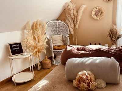 Le Nid - Lucie Lambert - massages féminins, drainage lymphatique Renata França, head spa,ateliers parents bébé, photo bohème.