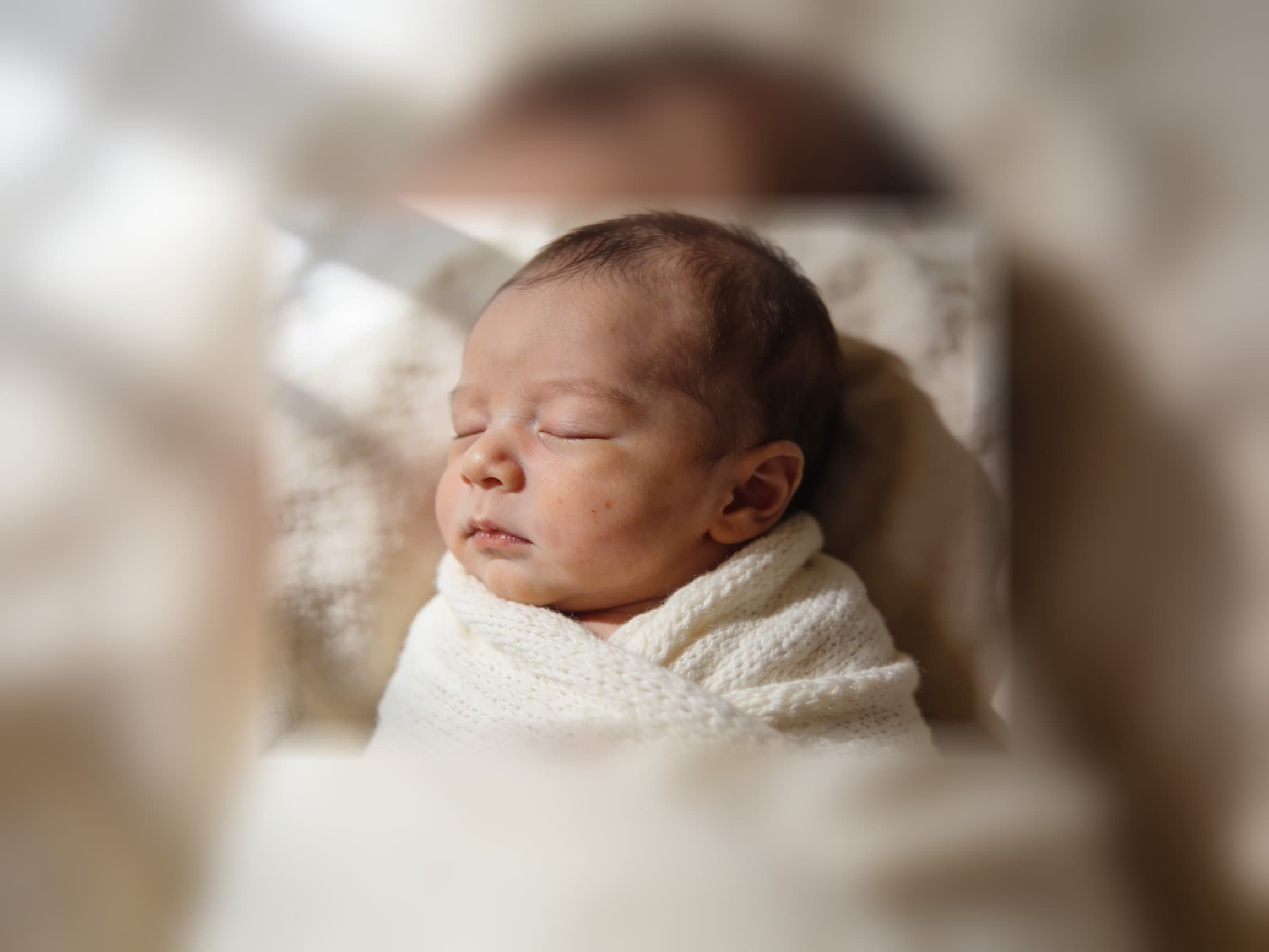 Photographe bébé en France : séance photo nouveau-né et bien plus