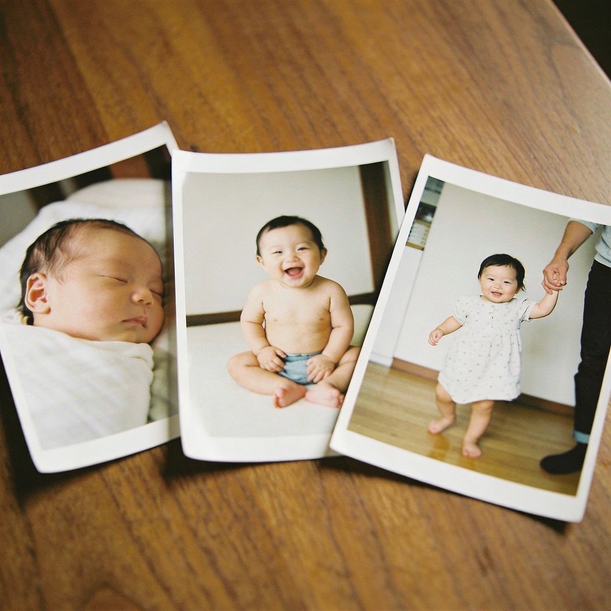 Infographie résumant les caractéristiques de chaque âge pour un shooting photo bébé de 0 à 12 mois